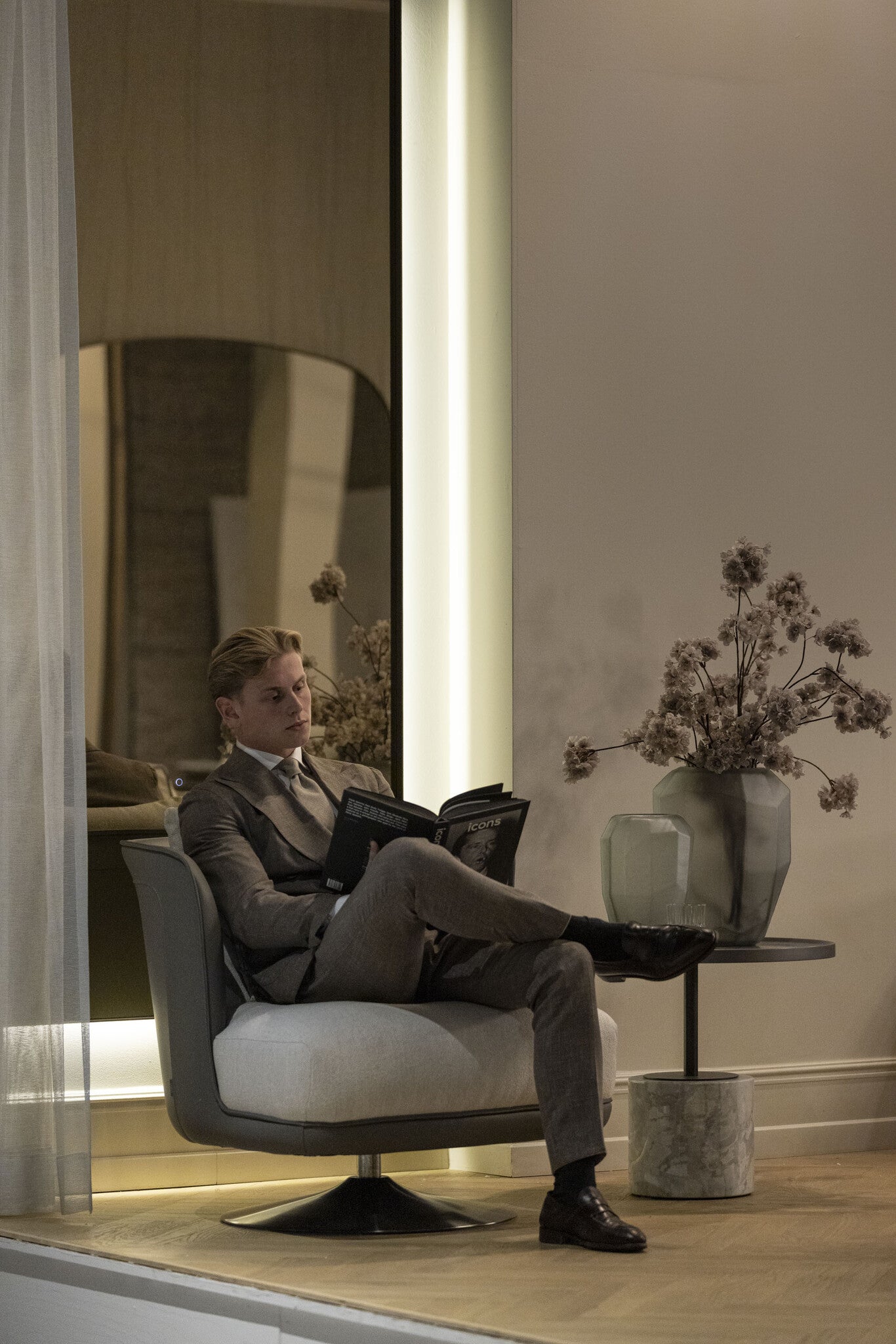 GREGORIO Swivel Lounge Chair