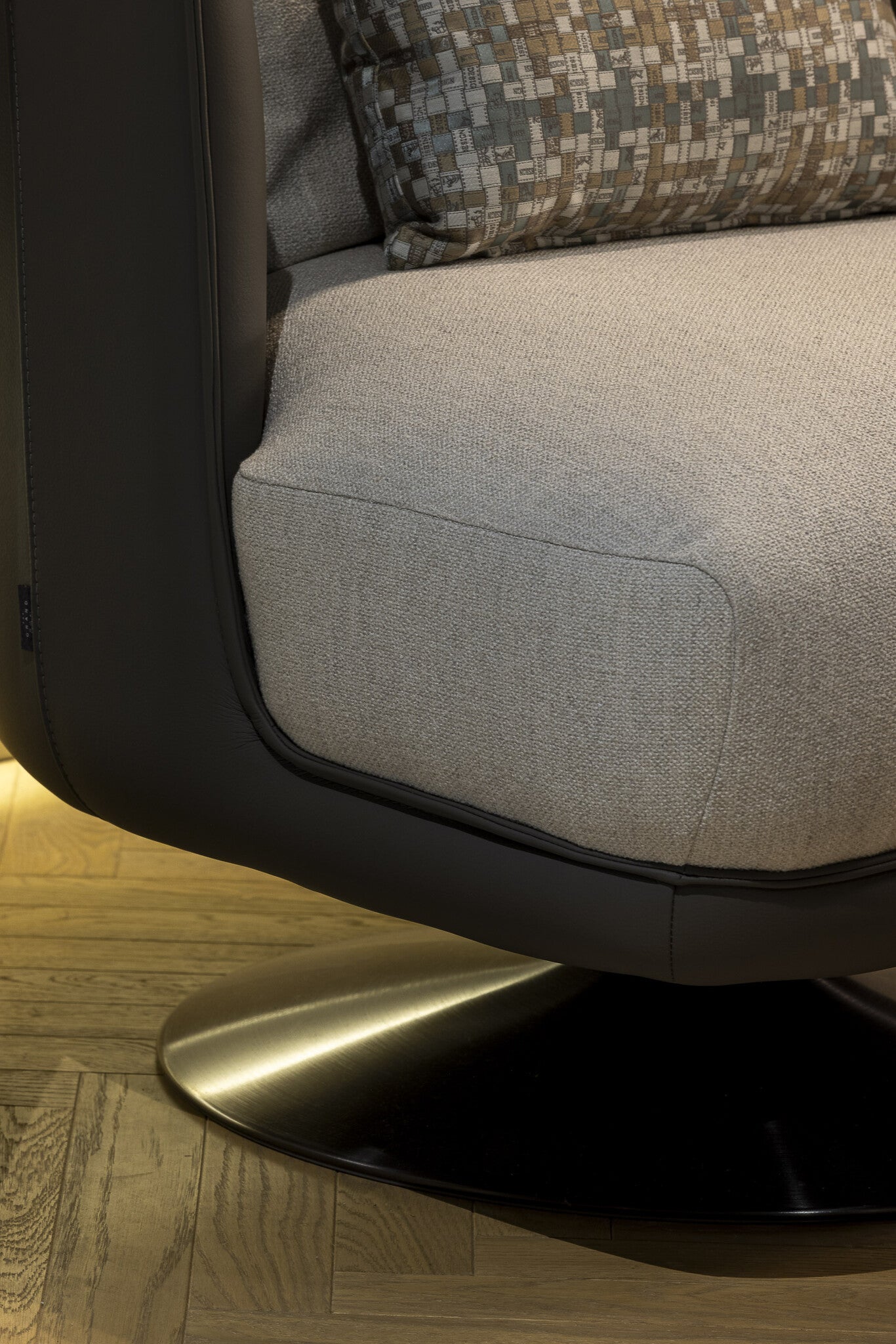 GREGORIO Swivel Lounge Chair