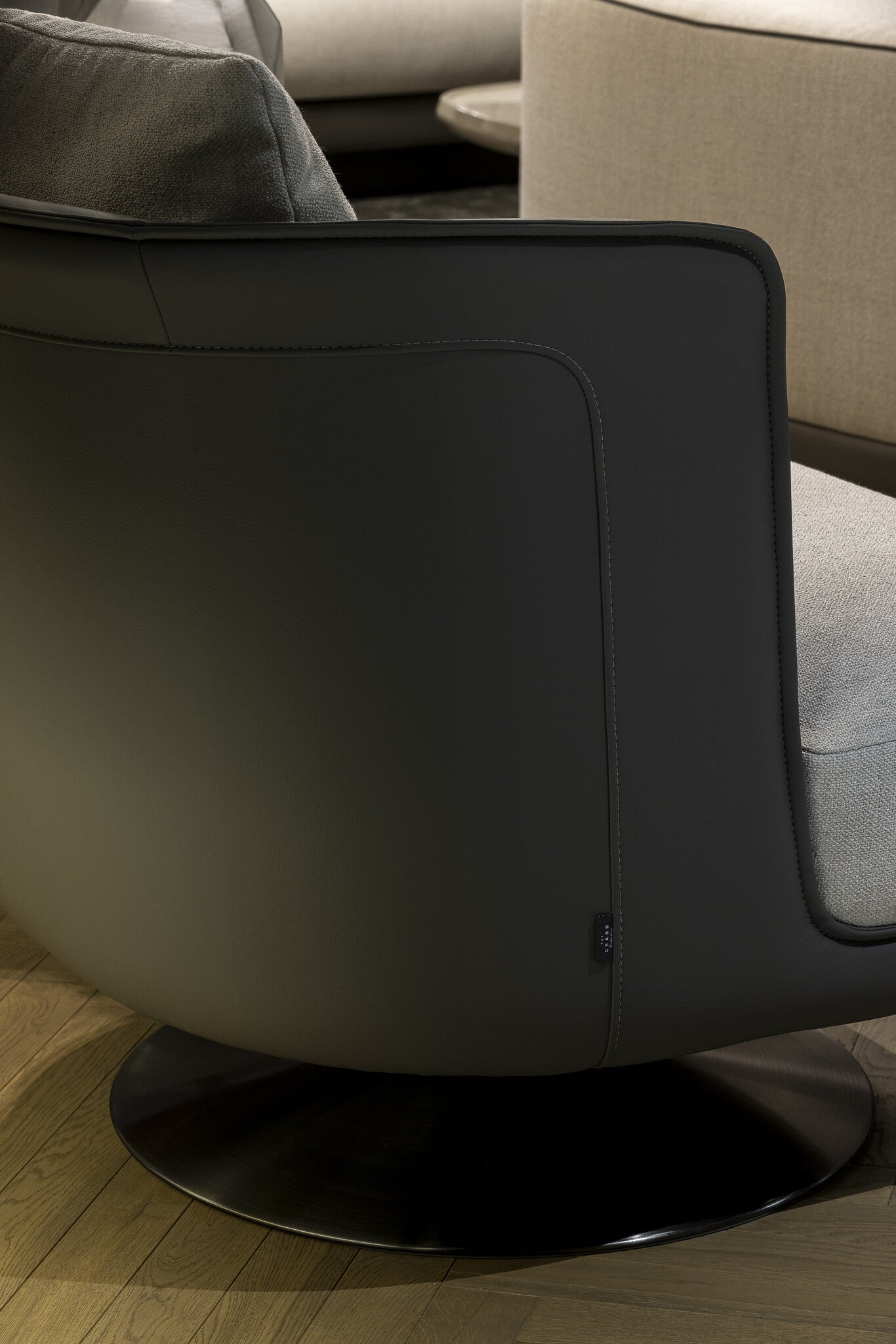 GREGORIO Swivel Lounge Chair