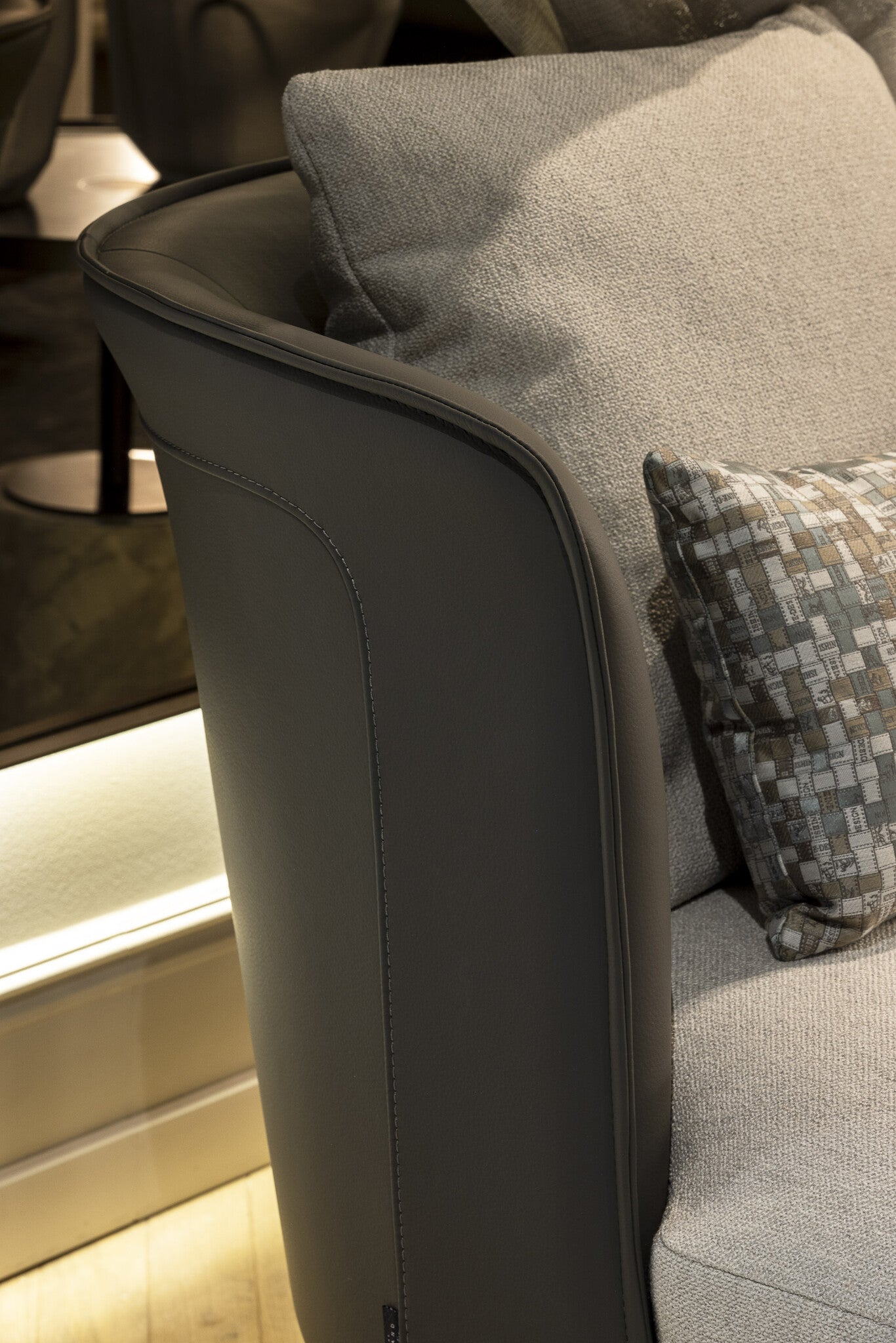 GREGORIO Swivel Lounge Chair