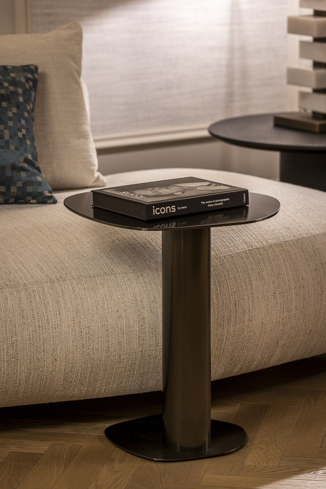 OYSTER Side table gun metal